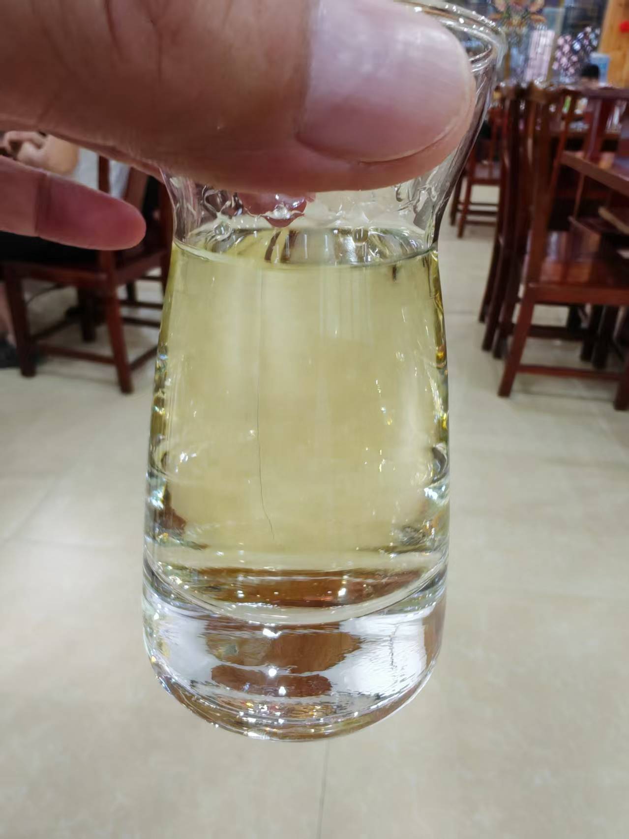 清澈醇厚的酒体特写