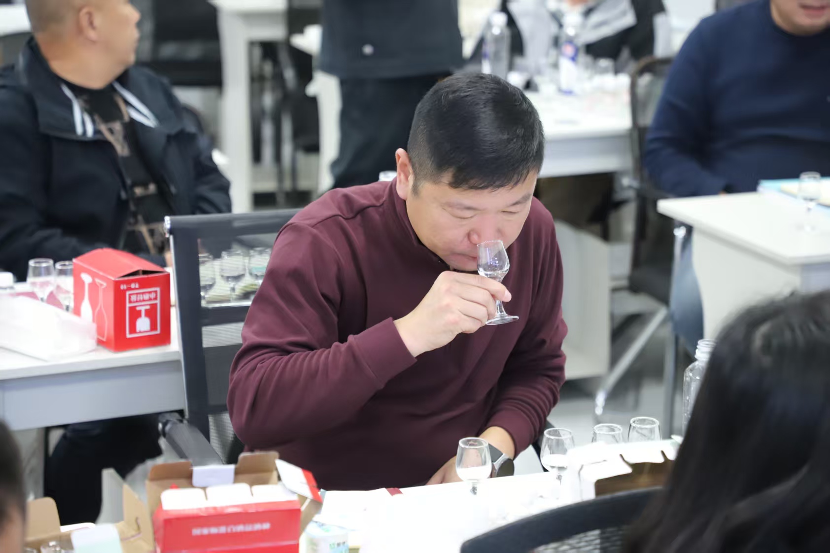 专业人士品酒场景